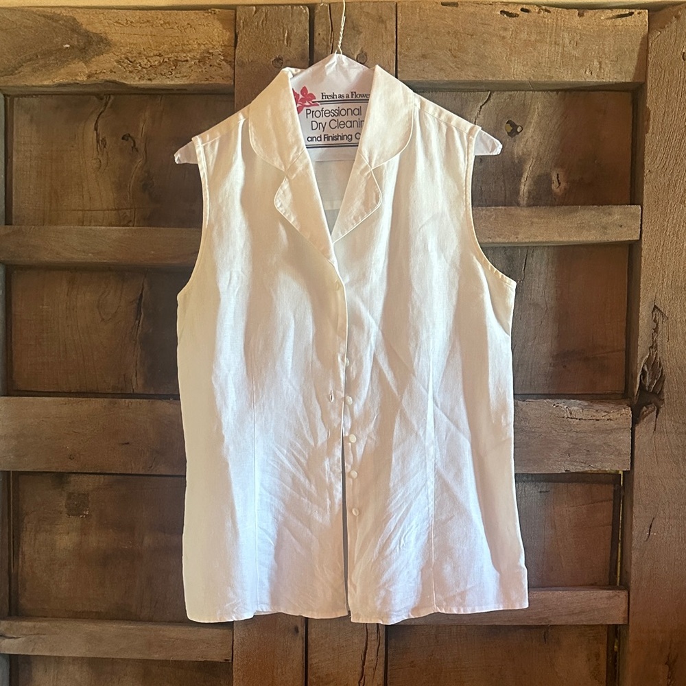 Sleeveless White Button-Up Line Blouse
